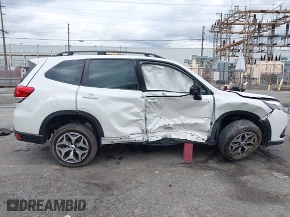 ✅ 2022 Subaru Forester Premium • VIN: JF2SKADC3NH402277 • Lot: 43720757. Listed on IAAI with 26,925 mi. Free auction sales archive from the USA and detailed vehicle history report at DreamBid. Image 13.