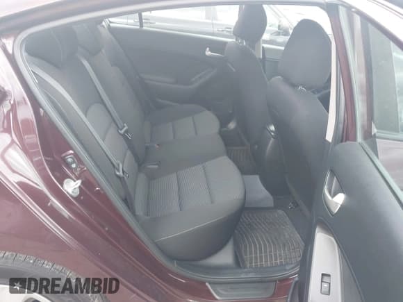 ✅ 2017 Kia Forte LX • VIN: 3KPFK4A73HE076371 • Lot: 43514277. Wystawiony na IAAI z przebiegiem 294 440 mil. Bezpłatny archiwum sprzedaży aukcyjnych z USA i szczegółowy raport historii pojazdu na DreamBid. Zdjęcie 8.