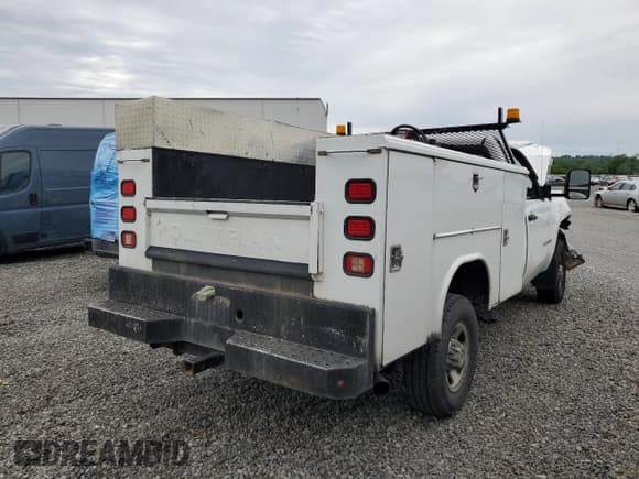 ✅ 2008 GMC Sierra 2500HD Work Truck • VIN: 1GDHC24K68E146642 • Лот: 56474815. Опубликован ранее на Copart с пробегом 204 222 миль. Бесплатный доступ к архиву аукционных продаж из США и подробный отчёт об истории автомобиля на DreamBid. Изображение 3.