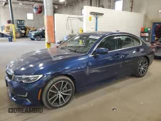 2020 BMW 3 Series 330i xDrive z VIN 3MW5R7J09L8B26187, wystawiony jako Copart lot #83956685 z przebiegiem 33 911 mil mil oraz Szkoda całkowita • Salvage title. Historia ofert i sprzedaży dostępna na DreamBid. Obrazek 1.