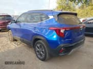 ✅ 2024 Kia Seltos S • VIN: KNDEUCAA4R7641711 • Лот: 43423756. Опубликован ранее на IAAI с пробегом 23 962 миль. Бесплатный доступ к архиву аукционных продаж из США и подробный отчёт об истории автомобиля на DreamBid. Изображение 3.