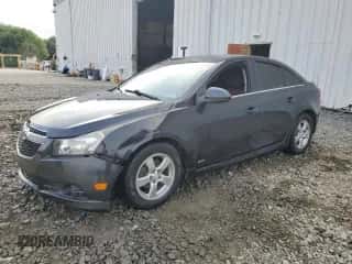 2013 Chevrolet Cruze 1LT z VIN 1G1PC5SB7D7109398, wystawiony jako Copart lot #65826725 z przebiegiem Nie podano mil oraz Szkoda całkowita • Salvage title. Historia ofert i sprzedaży dostępna na DreamBid. Obrazek 1.