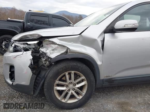 ✅ 2014 Kia Sorento LX • VIN: 5XYKTCA68EG538077 • Lot: 43697961. Wystawiony na IAAI z przebiegiem 144 776 mil. Bezpłatny archiwum sprzedaży aukcyjnych z USA i szczegółowy raport historii pojazdu na DreamBid. Zdjęcie 13.