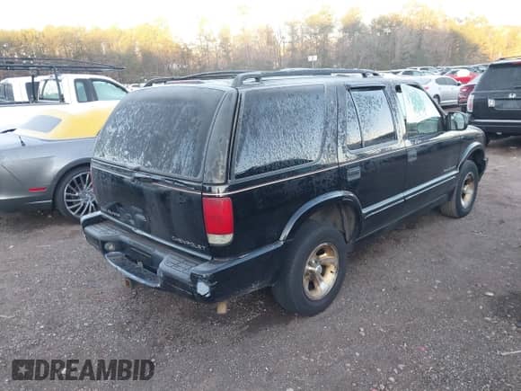 1999 Chevrolet Blazer Trailblazer with VIN 1GNCS13W1X2238149, listed as a IAAI auction lot 41233398 with Not provided miles and . Bid and sale history available at DreamBid. Image 4.