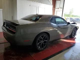 ✅ 2023 Dodge Challenger R/T • VIN: 2C3CDZBT8PH625964 • Lot: 56581764. Wystawiony na Copart z przebiegiem 4 385 mil. Bezpłatny archiwum sprzedaży aukcyjnych z USA i szczegółowy raport historii pojazdu na DreamBid. Zdjęcie 3.