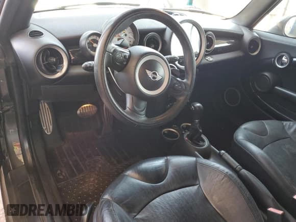 ✅ 2011 MINI Convertible S • VIN: WMWZP3C57BTX82694 • Lot: 68401235. Wystawiony na Copart z przebiegiem 86 919 mil. Bezpłatny archiwum sprzedaży aukcyjnych z USA i szczegółowy raport historii pojazdu na DreamBid. Zdjęcie 8.