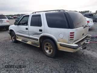 1998 Chevrolet Blazer LS z VIN 1GNCS13WXW2105288, wystawiony jako IAAI lot #43427444 z przebiegiem 260 347 mil mil oraz . Historia ofert i sprzedaży dostępna na DreamBid. Obrazek 3.