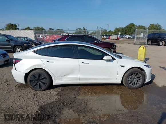 ✅ 2025 Tesla Model 3 Long Range • VIN: 5YJ3E1EA7SF988419 • Lot: 43866190. Wystawiony na IAAI z przebiegiem 7 044 mil. Bezpłatny archiwum sprzedaży aukcyjnych z USA i szczegółowy raport historii pojazdu na DreamBid. Zdjęcie 12.