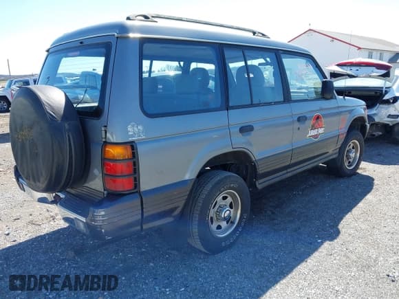 ✅ 1993 Mitsubishi Montero • VIN: JA4MR41H4PJ007602 • Lot: 41832401. Wystawiony na IAAI z przebiegiem 191 549 mil. Bezpłatny archiwum sprzedaży aukcyjnych z USA i szczegółowy raport historii pojazdu na DreamBid. Zdjęcie 4.