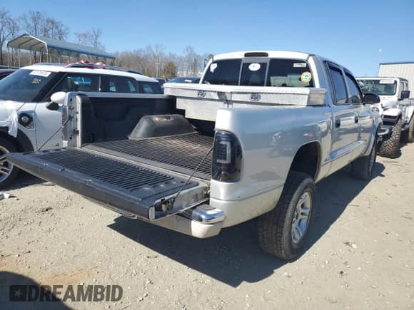 ✅ 2004 Dodge Dakota SLT • VIN: 1D7HL48N04S651386 • Lot: 46568045. Wystawiony na Copart z przebiegiem 216 574 mil. Bezpłatny archiwum sprzedaży aukcyjnych z USA i szczegółowy raport historii pojazdu na DreamBid. Zdjęcie 3.