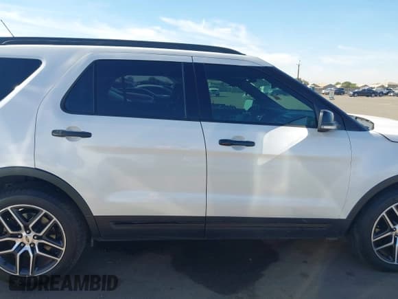 ✅ 2018 Ford Explorer Sport • VIN: 1FM5K8GT6JGC87122 • Lot: 43673299. Wystawiony na IAAI z przebiegiem 118 391 mil. Bezpłatny archiwum sprzedaży aukcyjnych z USA i szczegółowy raport historii pojazdu na DreamBid. Zdjęcie 14.