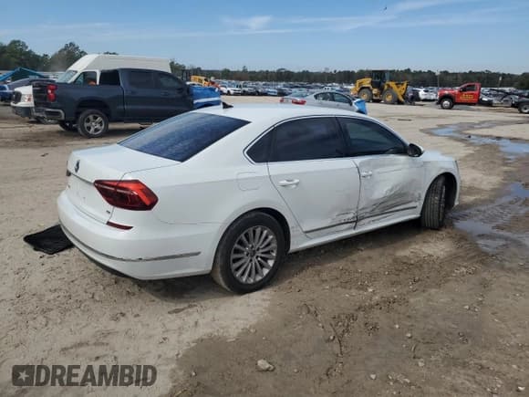 ✅ 2017 Volkswagen Passat SE • VIN: 1VWBT7A30HC012058 • Lot: 91635215. Wystawiony na Copart z przebiegiem 95 831 mil. Bezpłatny archiwum sprzedaży aukcyjnych z USA i szczegółowy raport historii pojazdu na DreamBid. Zdjęcie 3.