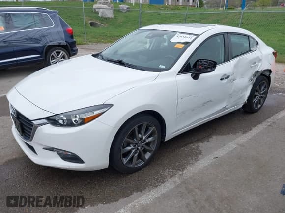 ✅ 2018 Mazda 3 Touring • VIN: 3MZBN1V32JM190611 • Lot: 42032844. Wystawiony na IAAI z przebiegiem 63 493 mil. Bezpłatny archiwum sprzedaży aukcyjnych z USA i szczegółowy raport historii pojazdu na DreamBid. Zdjęcie 2.