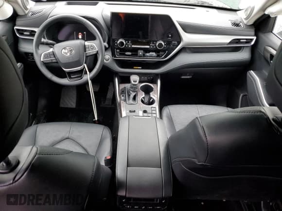 ✅ 2025 Toyota Highlander Hybrid Platinum • VIN: 5TDEBRCHXSS669947 • Lot: 82393135. Wystawiony na Copart z przebiegiem 6 995 mil. Bezpłatny archiwum sprzedaży aukcyjnych z USA i szczegółowy raport historii pojazdu na DreamBid. Zdjęcie 8.