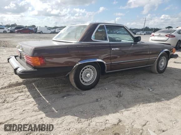 ✅ 1982 Mercedes-Benz 380 SL • VIN: WDBBA45A5CB012926 • Лот: 73131714. Опубликован ранее на Copart с пробегом 96 212 миль. Бесплатный доступ к архиву аукционных продаж из США и подробный отчёт об истории автомобиля на DreamBid. Изображение 3.