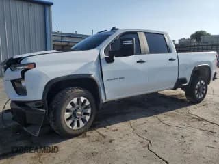 ✅ 2021 Chevrolet Silverado 2500HD Custom • VIN: 1GC4YME7XMF299961 • Лот: 69228015. Опубликован ранее на Copart с пробегом 52 962 миль. Бесплатный доступ к архиву аукционных продаж из США и подробный отчёт об истории автомобиля на DreamBid. Изображение 1.
