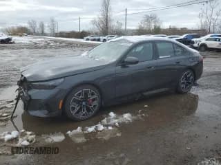 ✅ 2025 BMW i5 • VIN: WBY13HG04SCT25671 • Lot: 92853035. Wystawiony na Copart z przebiegiem 5 323 mil. Bezpłatny archiwum sprzedaży aukcyjnych z USA i szczegółowy raport historii pojazdu na DreamBid. Zdjęcie 1.