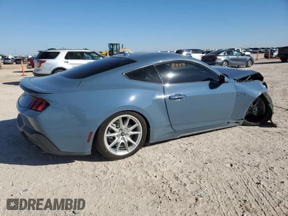 ✅ 2024 Ford Mustang GT Premium • VIN: 1FA6P8CF6R5435471 • Лот: 82641185. Опубликован ранее на Copart с пробегом 5 759 миль. Бесплатный доступ к архиву аукционных продаж из США и подробный отчёт об истории автомобиля на DreamBid. Изображение 3.