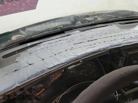 2004 Chevrolet Silverado 1500 z VIN 1GCEC14X64Z185246, wystawiony jako IAAI lot #43231172 z przebiegiem 43 270 mil mil oraz . Historia ofert i sprzedaży dostępna na DreamBid. Obrazek 1.