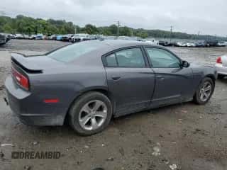 2013 Dodge Charger SE z VIN 2C3CDXBG2DH679912, wystawiony jako Copart lot #83982385 z przebiegiem 169 548 mil mil oraz Szkoda całkowita • Salvage title. Historia ofert i sprzedaży dostępna na DreamBid. Obrazek 3.
