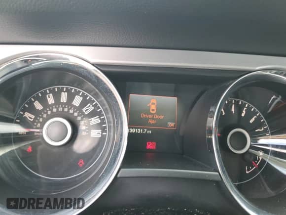 2014 Ford Mustang V6 z VIN 1ZVBP8AM9E5253703, wystawiony jako Copart lot #86166665 z przebiegiem 139 131 mil mil oraz Szkoda całkowita • Salvage title. Historia ofert i sprzedaży dostępna na DreamBid. Obrazek 9.