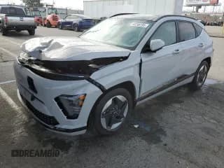 ✅ 2024 Hyundai Kona Limited • VIN: KM8HE3A69RU005482 • Лот: 63295195. Опубликован ранее на Copart с пробегом 4 581 миль. Бесплатный доступ к архиву аукционных продаж из США и подробный отчёт об истории автомобиля на DreamBid. Изображение 1.