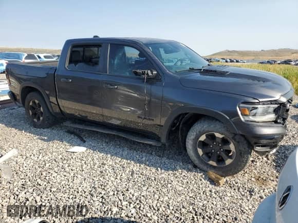 2020 Ram 1500 Rebel z VIN 1C6SRFLM5LN231149, wystawiony jako Copart lot #63299045 z przebiegiem 142 864 mil mil oraz Szkoda całkowita • Salvage title. Historia ofert i sprzedaży dostępna na DreamBid. Obrazek 4.