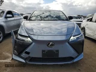 ✅ 2023 Lexus RZ 450e Premium • VIN: JTJAAAAB1PA005958 • Lot: 80736244. Wystawiony na Copart z przebiegiem 21 413 mil. Bezpłatny archiwum sprzedaży aukcyjnych z USA i szczegółowy raport historii pojazdu na DreamBid. Zdjęcie 5.