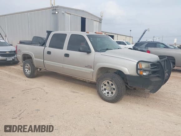 ✅ 2005 Chevrolet Silverado 2500HD LS • VIN: 1GCHK23275F915180 • Lot: 43714299. Wystawiony na IAAI z przebiegiem 135 346 mil. Bezpłatny archiwum sprzedaży aukcyjnych z USA i szczegółowy raport historii pojazdu na DreamBid. Zdjęcie 1.