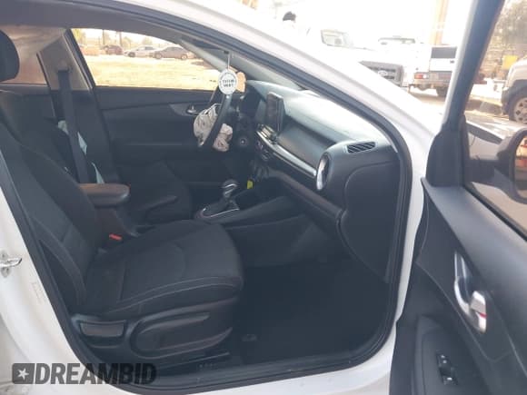 ✅ 2020 Kia Forte LXS • VIN: 3KPF24AD5LE148069 • Lot: 43603687. Wystawiony na IAAI z przebiegiem 82 761 mil. Bezpłatny archiwum sprzedaży aukcyjnych z USA i szczegółowy raport historii pojazdu na DreamBid. Zdjęcie 5.