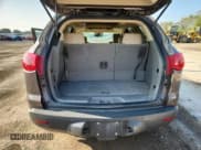 ✅ 2009 Chevrolet Traverse 1LT • VIN: 1GNEV23D79S135826 • Lot: 71452445. Wystawiony na Copart z przebiegiem 217 799 mil. Bezpłatny archiwum sprzedaży aukcyjnych z USA i szczegółowy raport historii pojazdu na DreamBid. Zdjęcie 6.