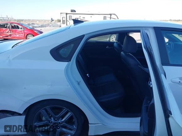 ✅ 2021 Kia Forte GT-Line • VIN: 3KPF34AD4ME418892 • Lot: 43473240. Wystawiony na IAAI z przebiegiem 54 502 mil. Bezpłatny archiwum sprzedaży aukcyjnych z USA i szczegółowy raport historii pojazdu na DreamBid. Zdjęcie 8.