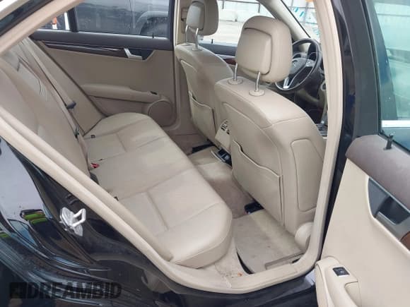 ✅ 2014 Mercedes-Benz C 250 Sport • VIN: WDDGF4HB2EA968117 • Lot: 42105598. Wystawiony na IAAI z przebiegiem 119 237 mil. Bezpłatny archiwum sprzedaży aukcyjnych z USA i szczegółowy raport historii pojazdu na DreamBid. Zdjęcie 8.