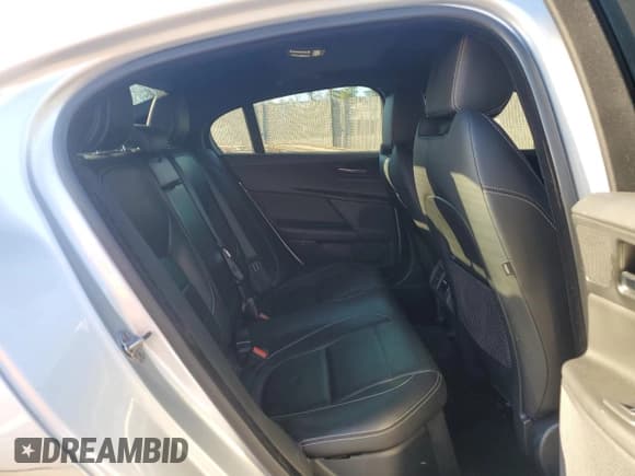 ✅ 2017 Jaguar XE 35t R-Sport • VIN: SAJAL4BV4HA959971 • Lot: 91518775. Wystawiony na Copart z przebiegiem 71 174 mil. Bezpłatny archiwum sprzedaży aukcyjnych z USA i szczegółowy raport historii pojazdu na DreamBid. Zdjęcie 10.