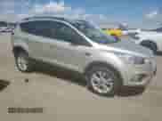 2018 Ford Escape SE z VIN 1FMCU9GD8JUB25767, wystawiony jako Copart lot #58503335 z przebiegiem 56 352 mil mil oraz Szkoda całkowita • Salvage title. Historia ofert i sprzedaży dostępna na DreamBid. Obrazek 4.