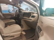 ✅ 2013 Toyota Sienna L • VIN: 5TDZK3DC4DS326541 • Lot: 42861022. Wystawiony na IAAI z przebiegiem 304 238 mil. Bezpłatny archiwum sprzedaży aukcyjnych z USA i szczegółowy raport historii pojazdu na DreamBid. Zdjęcie 5.