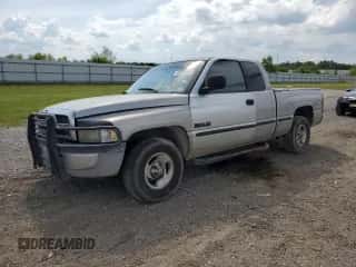 ✅ 1998 Dodge 1500 • VIN: 1B7HC13Y8WJ259226 • Lot: 63878354. Wystawiony na Copart z przebiegiem 217 428 mil mil. Skorzystaj z bezpłatnego archiwum sprzedaży aukcyjnych z USA i zobacz szczegółowy raport historii pojazdu na DreamBid. Zdjęcie 1.