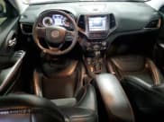 ✅ 2020 Jeep Cherokee Trailhawk • VIN: 1C4PJMBX4LD602457 • Lot: 57428125. Wystawiony na Copart z przebiegiem 81 963 mil. Bezpłatny archiwum sprzedaży aukcyjnych z USA i szczegółowy raport historii pojazdu na DreamBid. Zdjęcie 8.