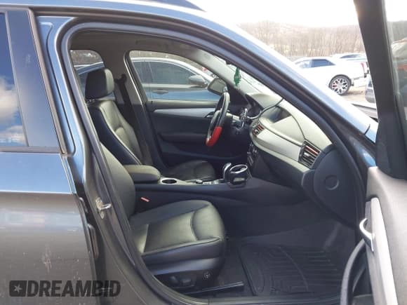 ✅ 2014 BMW X1 xDrive28i • VIN: WBAVL1C51EVY23554 • Lot: 43699873. Listed on IAAI with 123,313 mi. Free auction sales archive from the USA and detailed vehicle history report at DreamBid. Image 5.