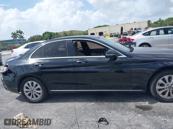 ✅ 2019 Mercedes-Benz C 300 • VIN: 55SWF8EB8KU302480 • Lot: 42661463. Wystawiony na IAAI z przebiegiem 106 287 mil. Bezpłatny archiwum sprzedaży aukcyjnych z USA i szczegółowy raport historii pojazdu na DreamBid. Zdjęcie 13.