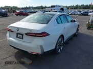 ✅ 2024 BMW i5 eDrive40 • VIN: WBY33FK07RCR27379 • Lot: 42882394. Wystawiony na IAAI z przebiegiem Nie podano. Bezpłatny archiwum sprzedaży aukcyjnych z USA i szczegółowy raport historii pojazdu na DreamBid. Zdjęcie 4.