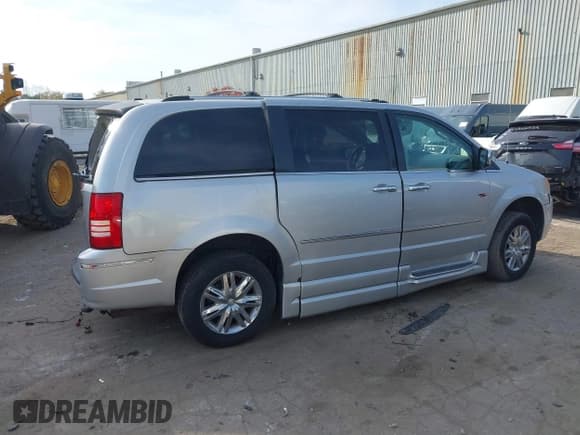 ✅ 2010 Chrysler Town & Country Limited • VIN: 2A4RR7DX9AR427885 • Lot: 40721930. Wystawiony na IAAI z przebiegiem 69 637 mil. Bezpłatny archiwum sprzedaży aukcyjnych z USA i szczegółowy raport historii pojazdu na DreamBid. Zdjęcie 13.