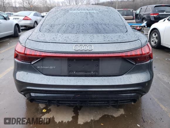 ✅ 2022 Audi e-tron GT Prestige • VIN: WAUEJBFWXN7005938 • Lot: 72659842. Wystawiony na Copart z przebiegiem Nie podano. Bezpłatny archiwum sprzedaży aukcyjnych z USA i szczegółowy raport historii pojazdu na DreamBid. Zdjęcie 6.