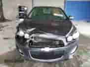 2015 Chevrolet Sonic RS z VIN 1G1JG5SB6F4138938, wystawiony jako Copart lot #77300543 z przebiegiem 156 011 mil mil oraz Szkoda całkowita • Salvage title. Historia ofert i sprzedaży dostępna na DreamBid. Obrazek 5.