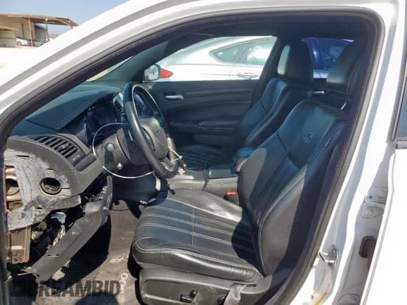 ✅ 2015 Chrysler 300 S • VIN: 2C3CCABG4FH868094 • Lot: 90062065. Wystawiony na Copart z przebiegiem 177 967 mil. Bezpłatny archiwum sprzedaży aukcyjnych z USA i szczegółowy raport historii pojazdu na DreamBid. Zdjęcie 7.