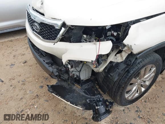 ✅ 2011 Kia Sorento EX • VIN: 5XYKU4A20BG023957 • Lot: 43784858. Listed on IAAI with 214,220 mi. Free auction sales archive from the USA and detailed vehicle history report at DreamBid. Image 6.