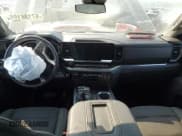 ✅ 2022 Chevrolet Silverado 1500 LT Trail Boss • VIN: 3GCUDFET1NG689741 • Lot: 67186195. Wystawiony na Copart z przebiegiem 32 376 mil. Bezpłatny archiwum sprzedaży aukcyjnych z USA i szczegółowy raport historii pojazdu na DreamBid. Zdjęcie 8.