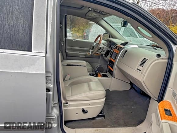 ✅ 2009 Chrysler Aspen Limited • VIN: 1A8HW58T89F710800 • Лот: 94342565. Опубликован ранее на Copart с пробегом 110 138 миль. Бесплатный доступ к архиву аукционных продаж из США и подробный отчёт об истории автомобиля на DreamBid. Изображение 5.