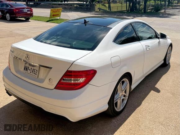 ✅ 2013 Mercedes-Benz C 250 • VIN: WDDGJ4HB2DG089470 • Lot: 66896365. Wystawiony na Copart z przebiegiem 113 446 mil. Bezpłatny archiwum sprzedaży aukcyjnych z USA i szczegółowy raport historii pojazdu na DreamBid. Zdjęcie 4.