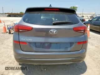 2019 Hyundai Tucson SE z VIN KM8J23A42KU923699, wystawiony jako Copart lot #69091255 z przebiegiem 135 412 mil mil oraz Czysty tytuł • Clean title. Historia ofert i sprzedaży dostępna na DreamBid. Obrazek 6.